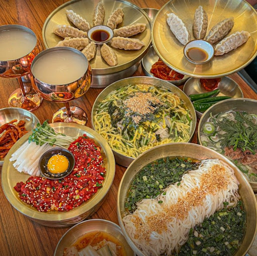 한돈 비빔 메밀면, 특제 비빔소스로 매콤 달콤한 맛의 비빔국수를 부자면 본점에서 9,900원에 즐겨보세요!